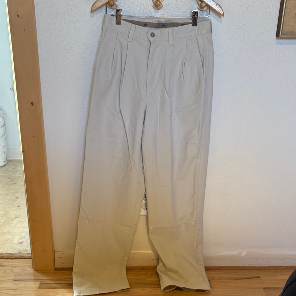 Dockers Men's Light Khaki Chinos